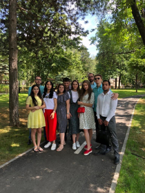 Студенты ВШУ в Комсомольском парке